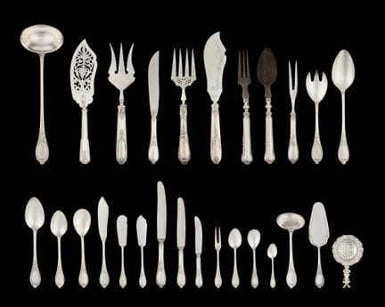 英国工艺品。
银器：一套由182件银器组成的餐具套装，配有橡木盒。
925/1000纯银印记。
总重