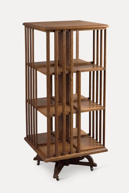 20世纪初的英国工艺品。
家具：橡木旋转书柜，带滚轮的底座。
尺寸：高：114.5 宽：49.5 深