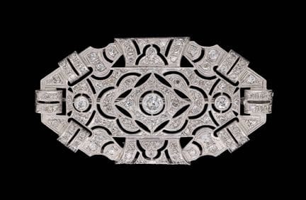 Schmuck.
Schmuckstück: Brosche aus Platin, besetzt