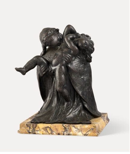 维克多·卢梭 比利时画派（1865-1954）。
深色古铜色青铜雕塑：《年轻女子与孩童》。
署名并标