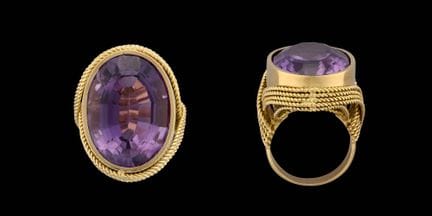 Joaillerie.
Bijou: Bague en or jaune agrémentée d'