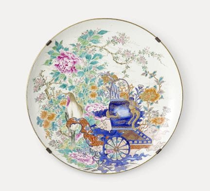 伊万里，约1900年。
陶瓷：一件重要的彩绘瓷盘，饰有花卉花园中的鸟类图案。
尺寸：直径53.5厘米