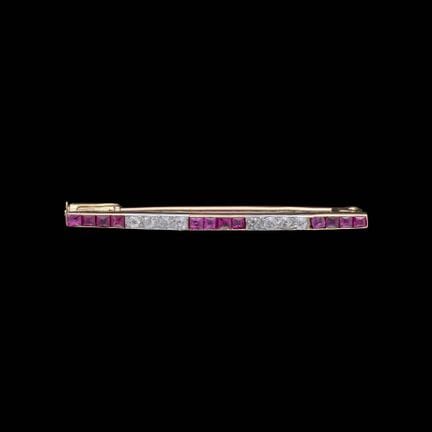 French craftsmanship.
Jewelry: Small hair clip in 