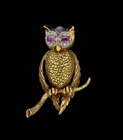 Jewelry.
Piece: Yellow gold brooch featuring an ow