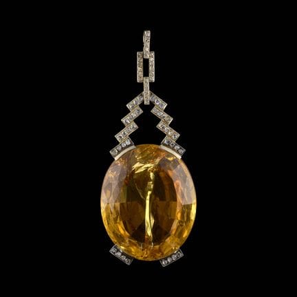 Joyería.
Joyas: Colgante de oro blanco adornado co