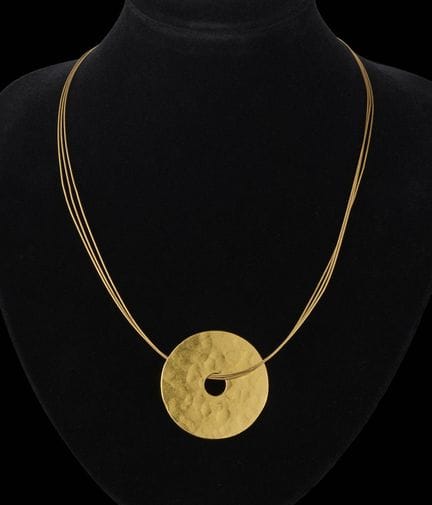 Dinh Van.
Joyas: Colgante de oro fino sujeto a una