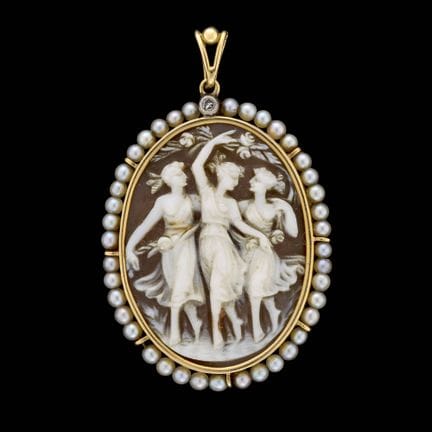 Hacia 1900.
Joyas: Colgante de oro amarillo adorna