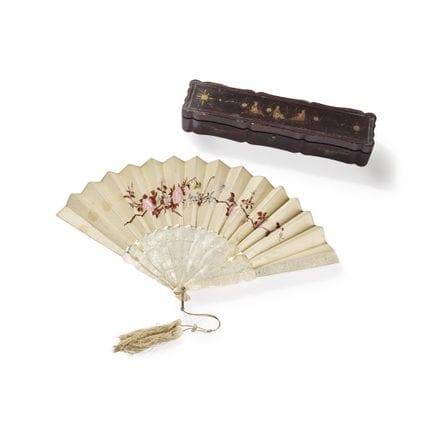 ABANICO CHINO DE NÁCAR Y SEDA BORDADA