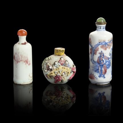 CONJUNTO DE TRES FRASCOS DE TABACO DE PORCELANA CH