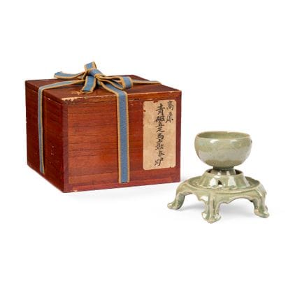 Taza con soporte y esmalte celadón coreano