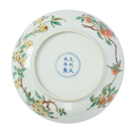 PLATO CHINO DE LA «FAMILLE ROSE» CON MOTIVOS FRUTA