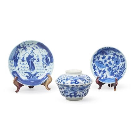 CONJUNTO DE TRES PIEZAS DE CERÁMICA CHINA AZUL Y B