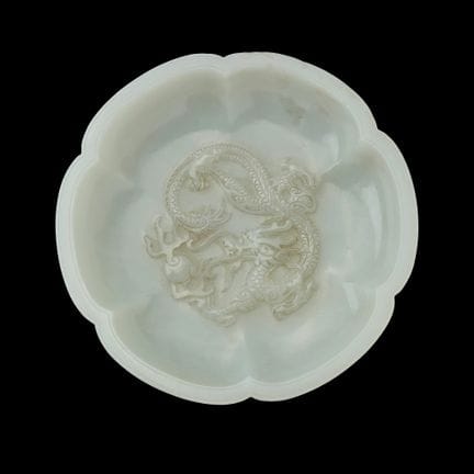 PLATO DECORADO CON HOJAS Y UN «DRAGÓN» DE JADE BLA
