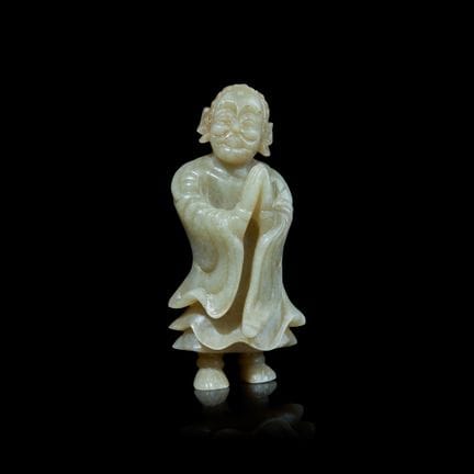 TALLADO EN JADE CELADÓN PÁLIDO CHINO DE UN ARHAT E
