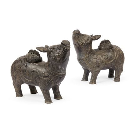 一对中国古风青铜貘形器皿及盖，西尊