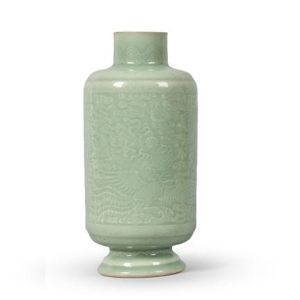 JARRÓN CHINO TALLADO CON ESMALTE CELADÓN Y MOTIVOS
