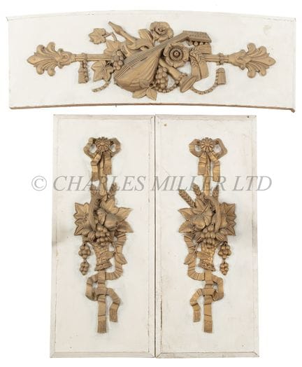 TROIS PANNEAUX DÉCORATIFS PROVENANT DE L'ENTRÉE DE