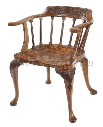 UN FAUTEUIL DE CAPITAINE EN CHÊNE PROVENANT DU H.M