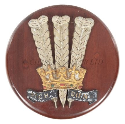 INSIGNE EN FORME DE NOEUD ORNÉ DE PLUMES DU PRINCE