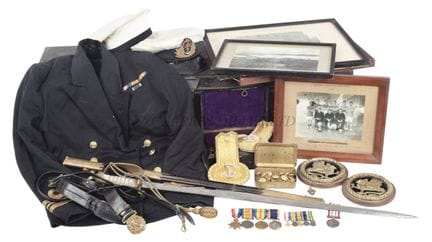 UNA COLLEZIONE DI UNIFORMI, ACCESSORI E SOUVENIR D