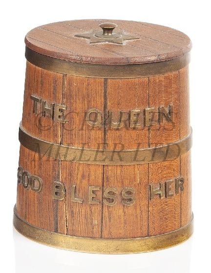 UN FRASCO DE TABACO MODELO «GROG TUB»

con duelas 