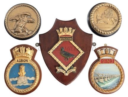 CINQ INSIGNES DE NAVIRES DE LA MARINE ROYALE

comp