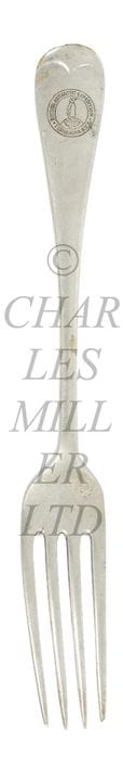 UNE FOURCHETTE DE TABLE GALVANISÉE PROVENANT DU S.