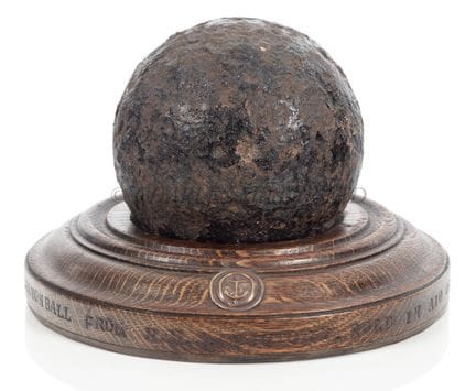 UNE BOULE DE CANON DU XIXe SIÈCLE ET SON SOCLE, CO