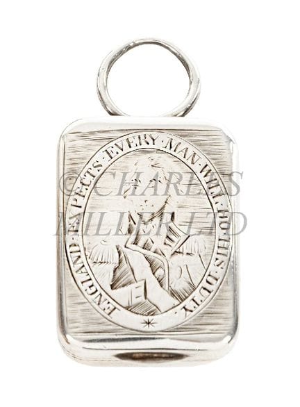 UN COLGANTE DE PLATA EN FORMA DE VINAGRERA EN HONO