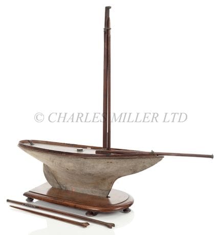 A SMALL EARLY 20TH CENTURY GAFF-RIGGED POND YACHT
