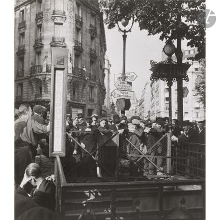 Robert Doisneau (1912–1994) 
Eingang zur Metro. Pa