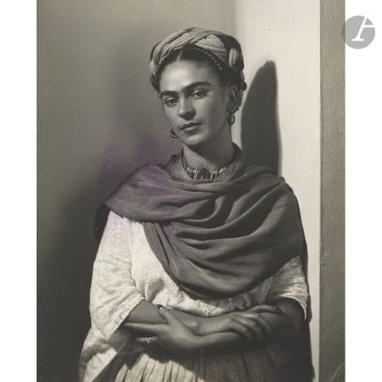 Nickolas Muray (1892–1965) 
Frida Kahlo mit rotem 