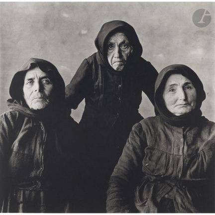 Irving Penn (1917–2009)
Drei kretische Frauen. Gri