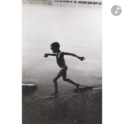 Édouard Boubat (1923–1999)
Kind, das durch das Was