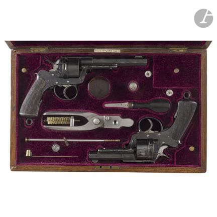 Grande cofanetto contenente due revolver Galand.
I