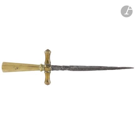 Dague de ceinture.
Poignée en bronze à pans. Garde