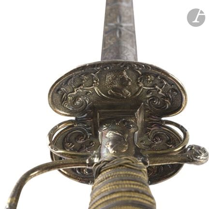 Épée de cour.
Fusée avec double filigrane doré et 