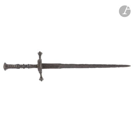Dague à anneaux.
Pommeau en fer ciselé ainsi que l