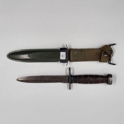 U.S.A.
U.S. M4-type bayonet knife, leather-ringed 