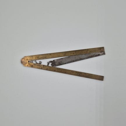 黄铜制大炮、榴弹炮和迫击炮口径测量仪，配有可折叠的铁制量尺。
长度：32.2 厘米
A.B.E. 1