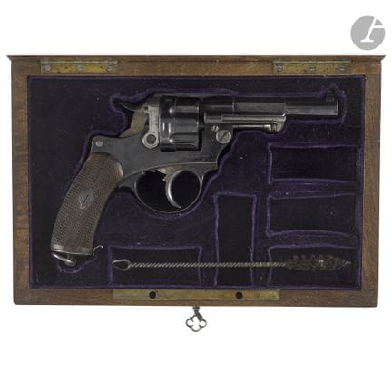 Cofanetto in noce decorato con una placca d’argent