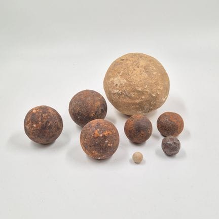 一套八枚不同口径的铁制和石制炮弹。 
发掘品。