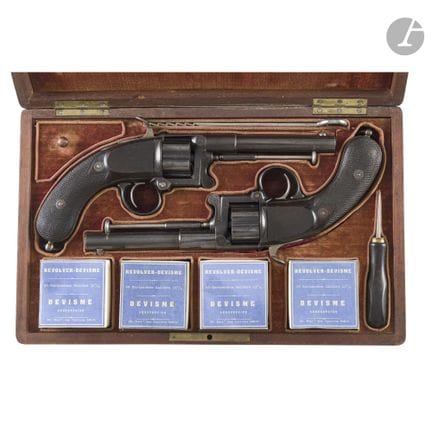 Seltene Devisme-Revolver-Schatulle.
Aus gemasertem
