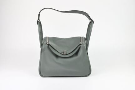 Hermès, sac Lindy en veau swift vert amande, bijou