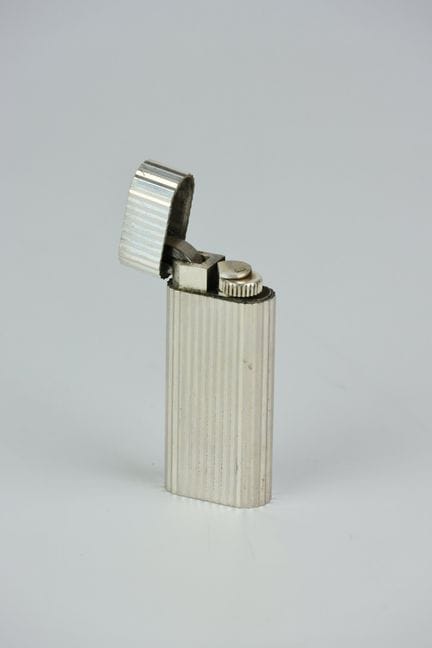 Cartier, briquet Must en métal argenté cannelé, si