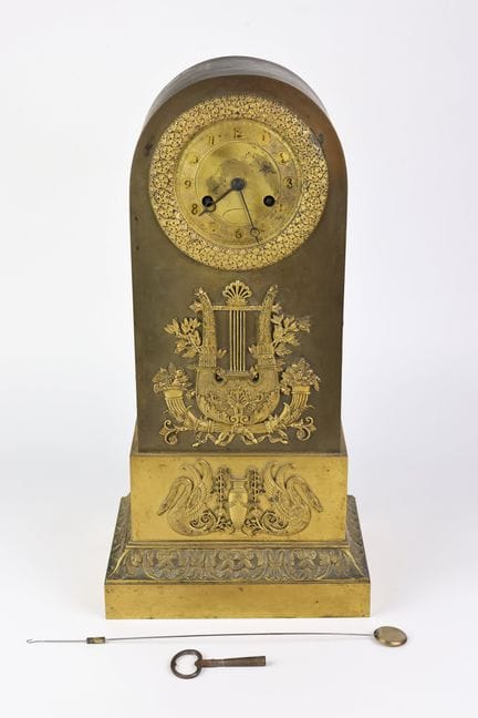 Standuhr aus der Empire-Zeit aus vergoldeter Bronz