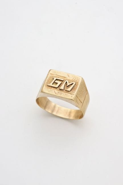 Siegelring aus Gelbgold (750) mit der Gravur „GM“,