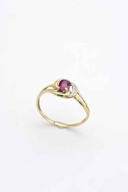 Ring aus Gelb- und Weißgold (750) mit einem ovalen