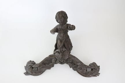 18世纪天平砝码，饰有藤蔓纹样，顶部为木雕天使，高48厘米，长54厘米，存在明显裂纹