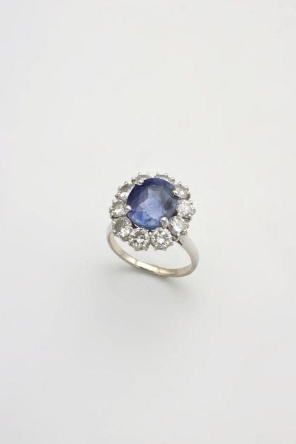 Pompadour-Ring aus Weißgold (750) mit einem ovalen